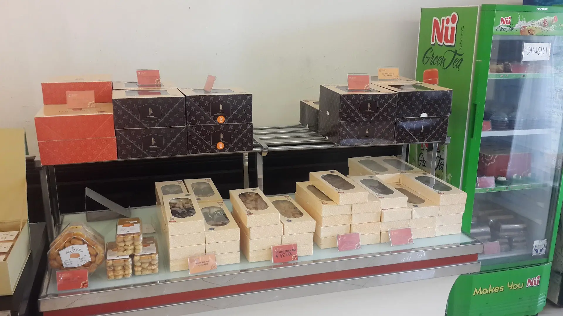 Calling all road-trippers! Is Lampung's windmill bakery a god-tier pit stop or a total bird-poop trap? 5