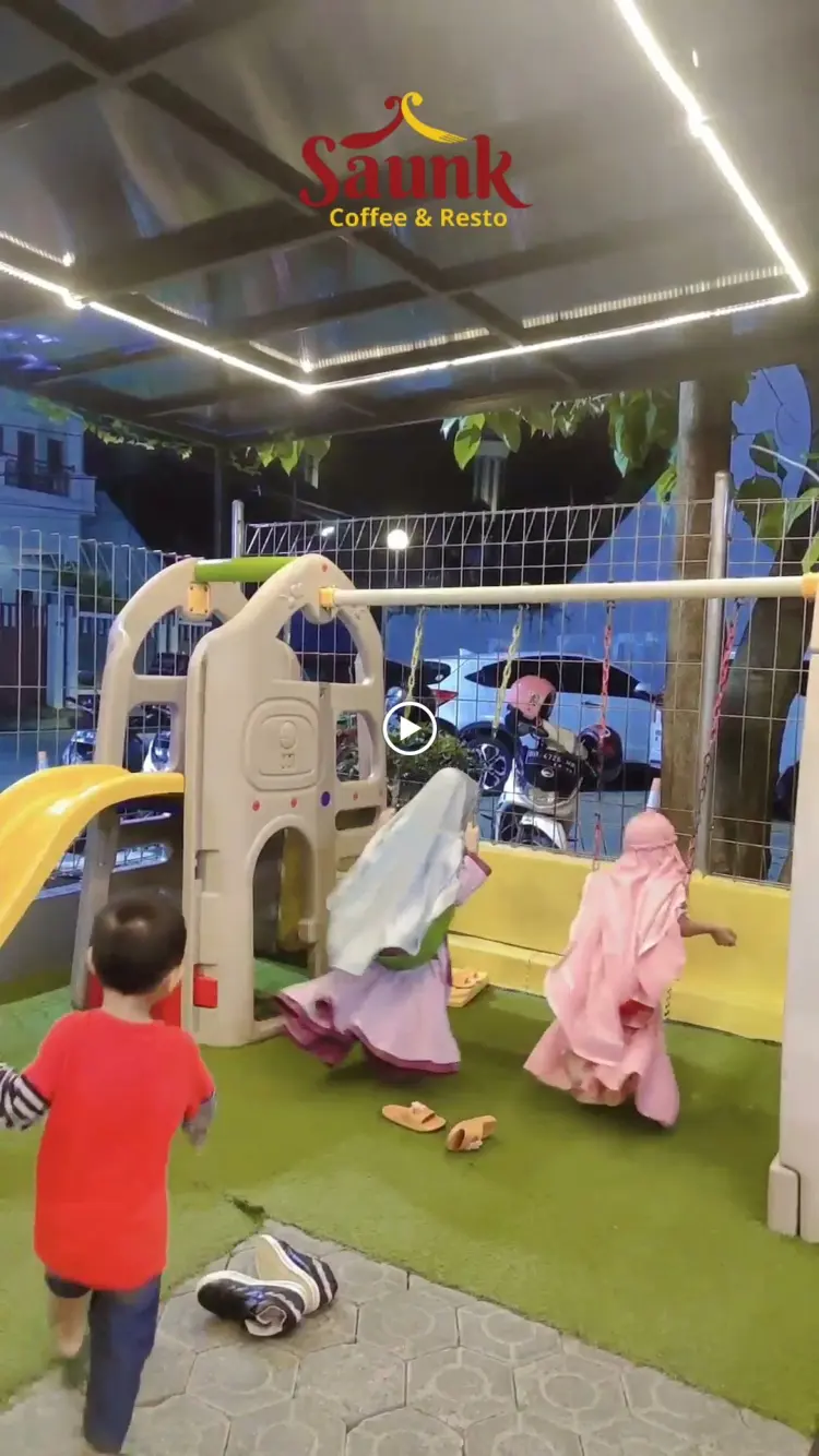 Saunk Coffee and Resto 6