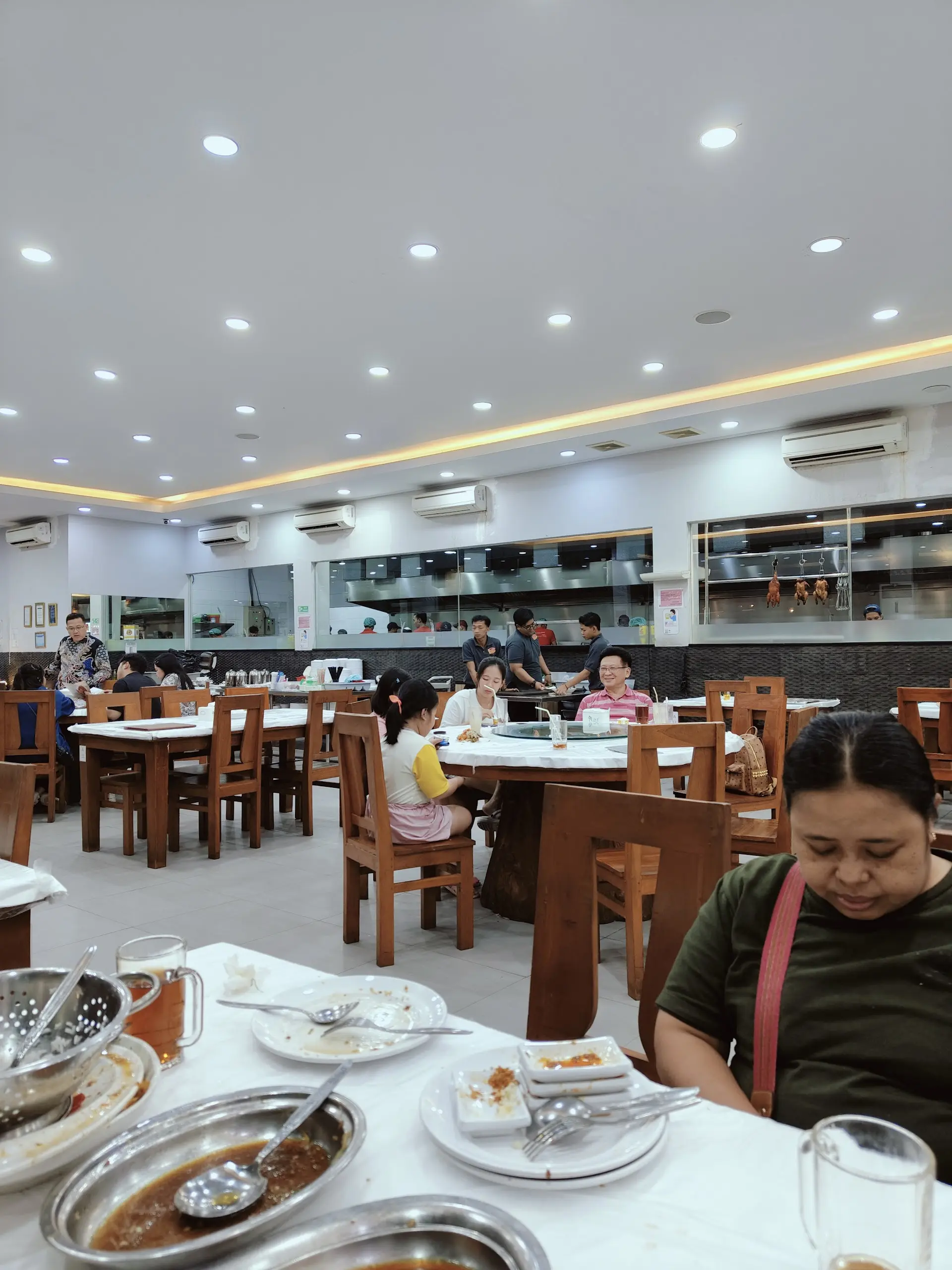 500k per person, louder than a train station: Why is this Tangerang seafood restaurant always packed? 2