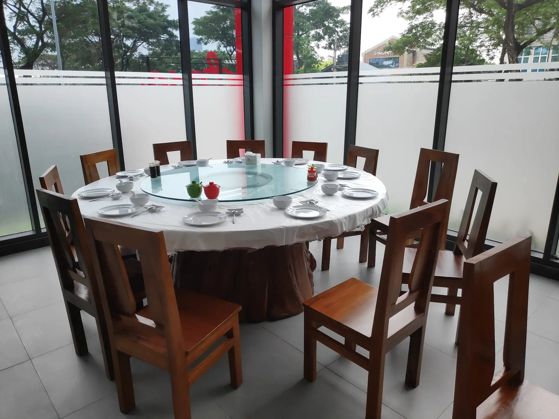 500k per person, louder than a train station: Why is this Tangerang seafood restaurant always packed? 1