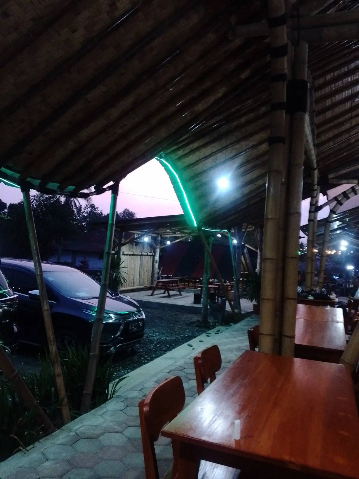 Katanya sih seafood di Anyer ini Mantap, tapi gue harus jujur... 1