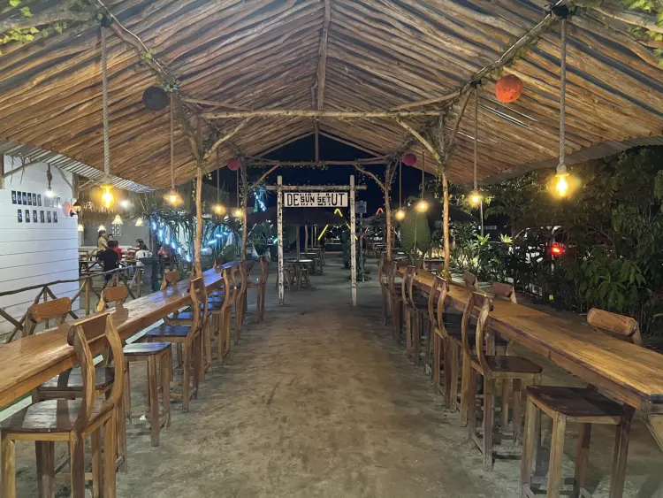 DEWA LAUT CARITA ANYER Resto & Cafe 9