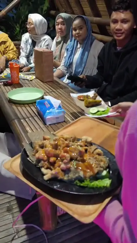 Katanya sih seafood di Anyer ini Mantap, tapi gue harus jujur... 6