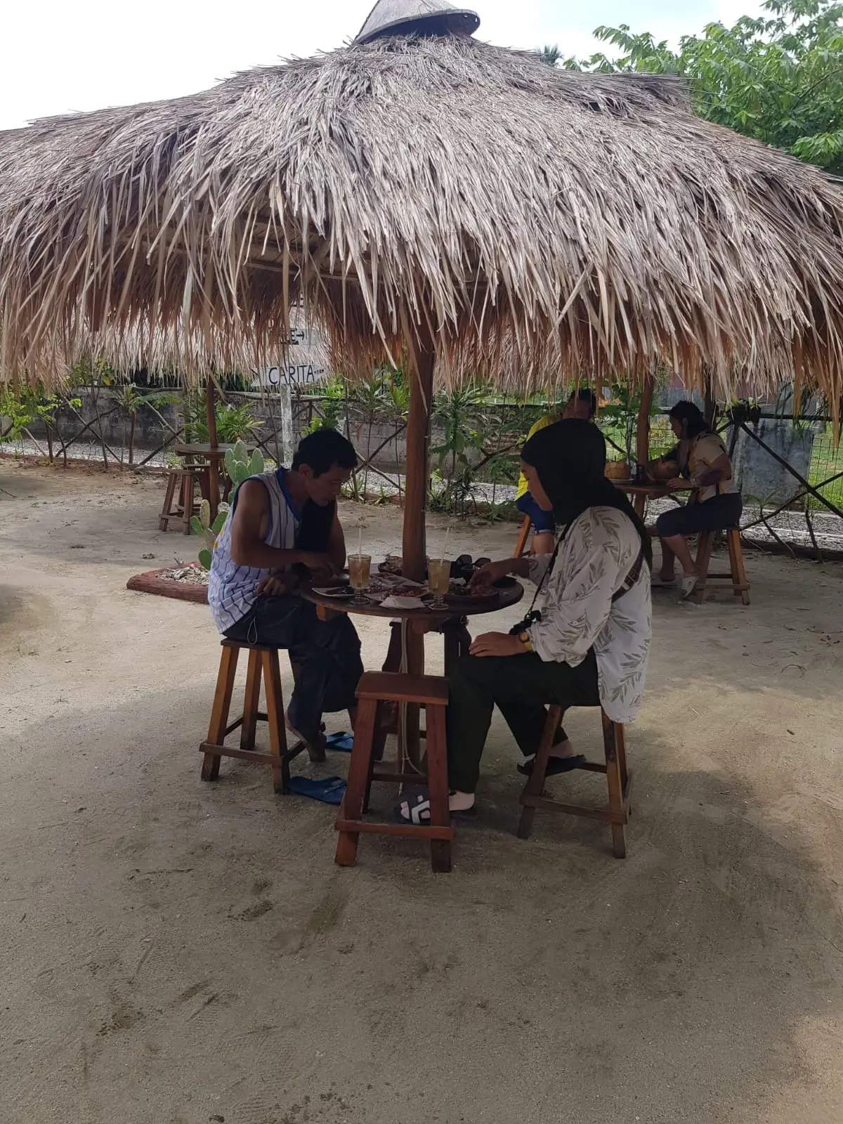 Katanya sih seafood di Anyer ini Mantap, tapi gue harus jujur... 5