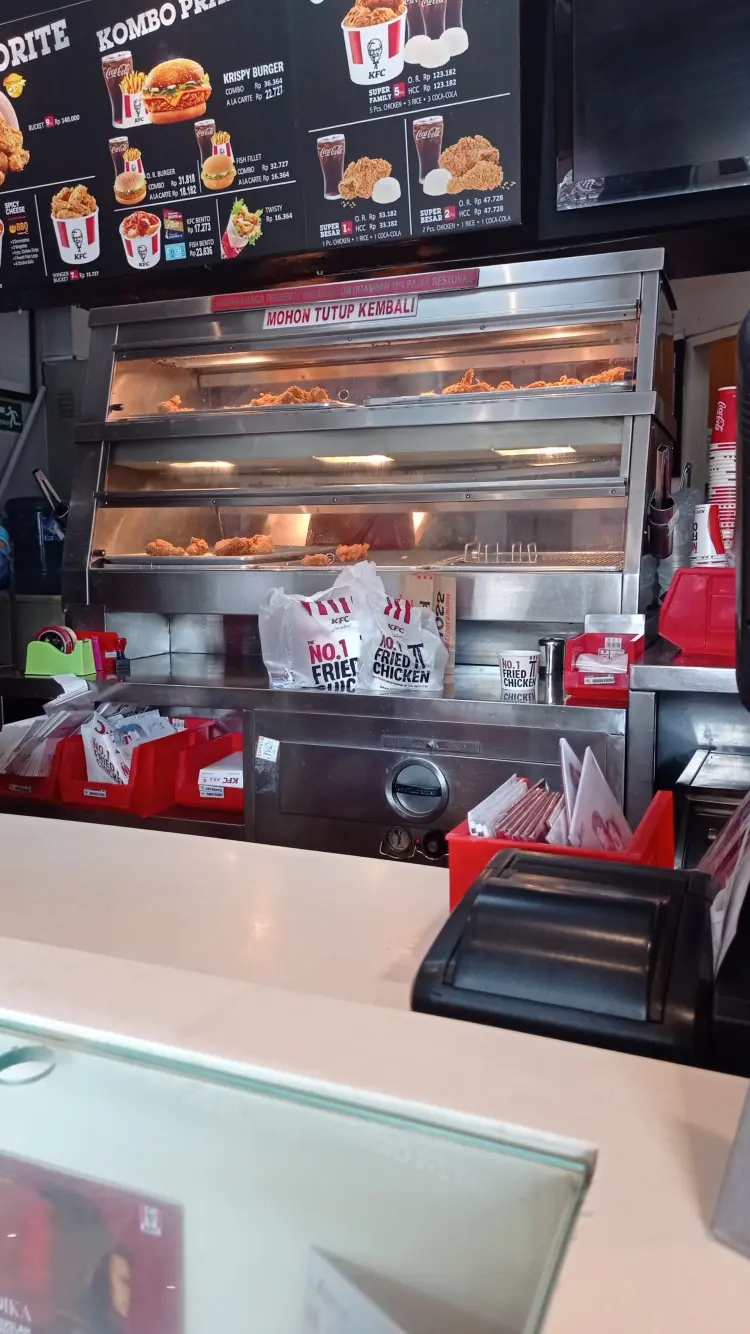KFC Ramayana Ciputat 10