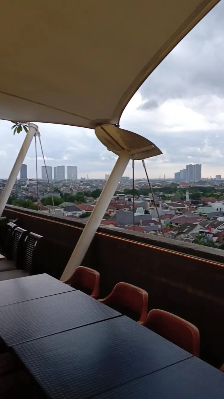 Candi Resto & Rooftop Bar 4