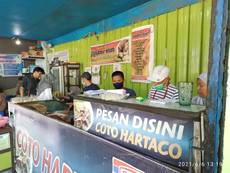 Willing to share a table in a sauna for Makassar's #1 Coto.