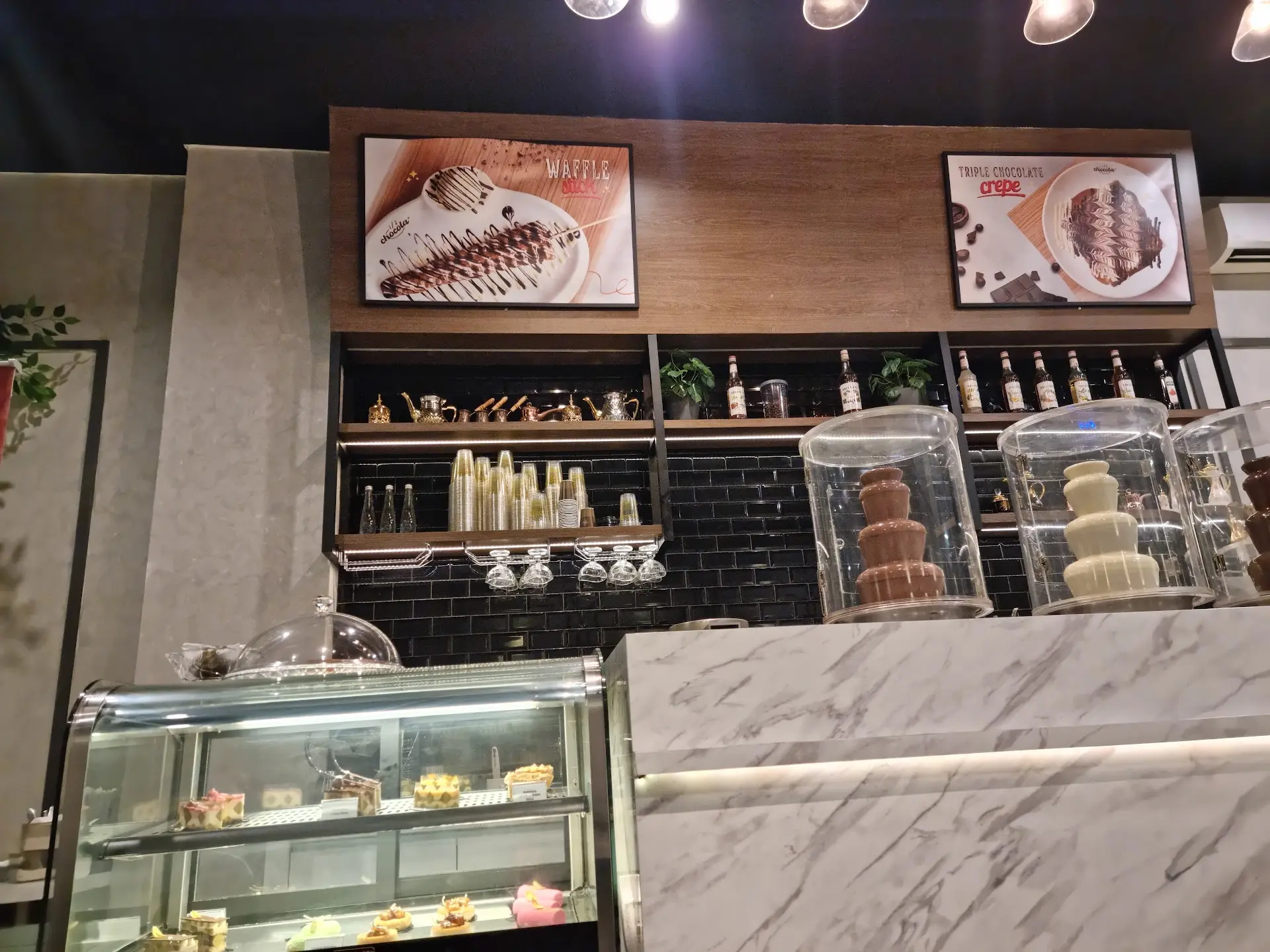 Chocoholics, get in here! This East Jakarta spot's desserts are M**au-level, but be wary of the main course. 2