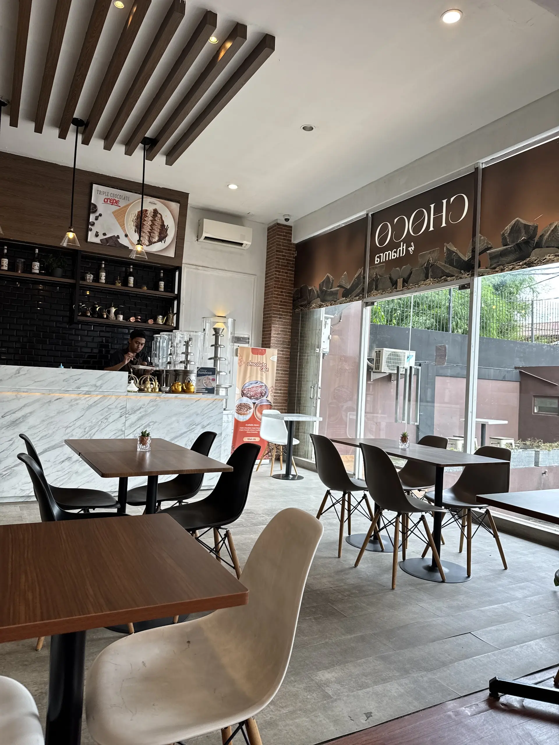 Chocoholics, get in here! This East Jakarta spot's desserts are M**au-level, but be wary of the main course. 5