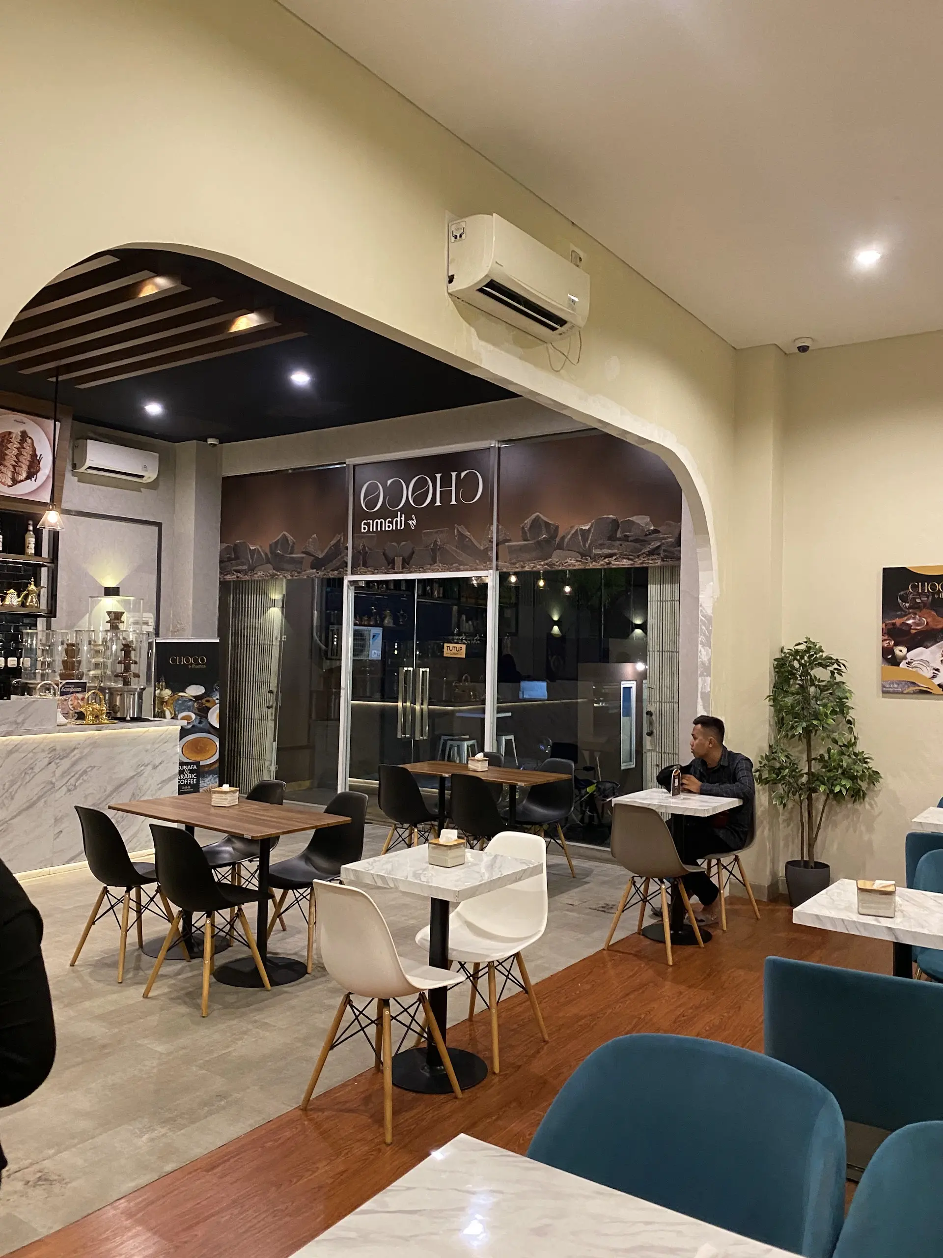 Chocoholics, get in here! This East Jakarta spot's desserts are M**au-level, but be wary of the main course. 4