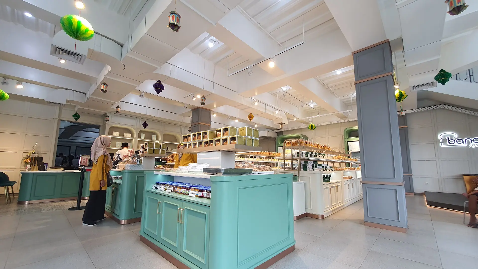 Kesayangan anak lokal Kebumen! Toko roti jadul abis direnovasi ini mau ngerampok apa mau sedekah, sih? 4