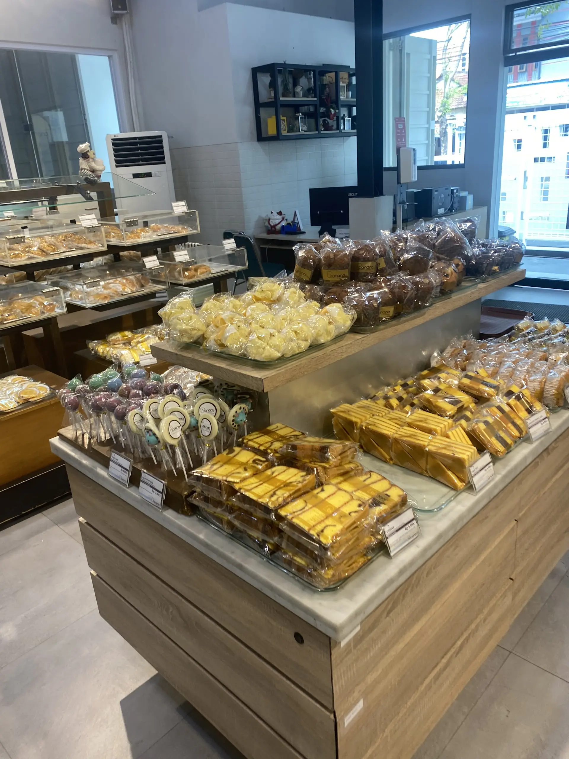 Kesayangan anak lokal Kebumen! Toko roti jadul abis direnovasi ini mau ngerampok apa mau sedekah, sih? 6