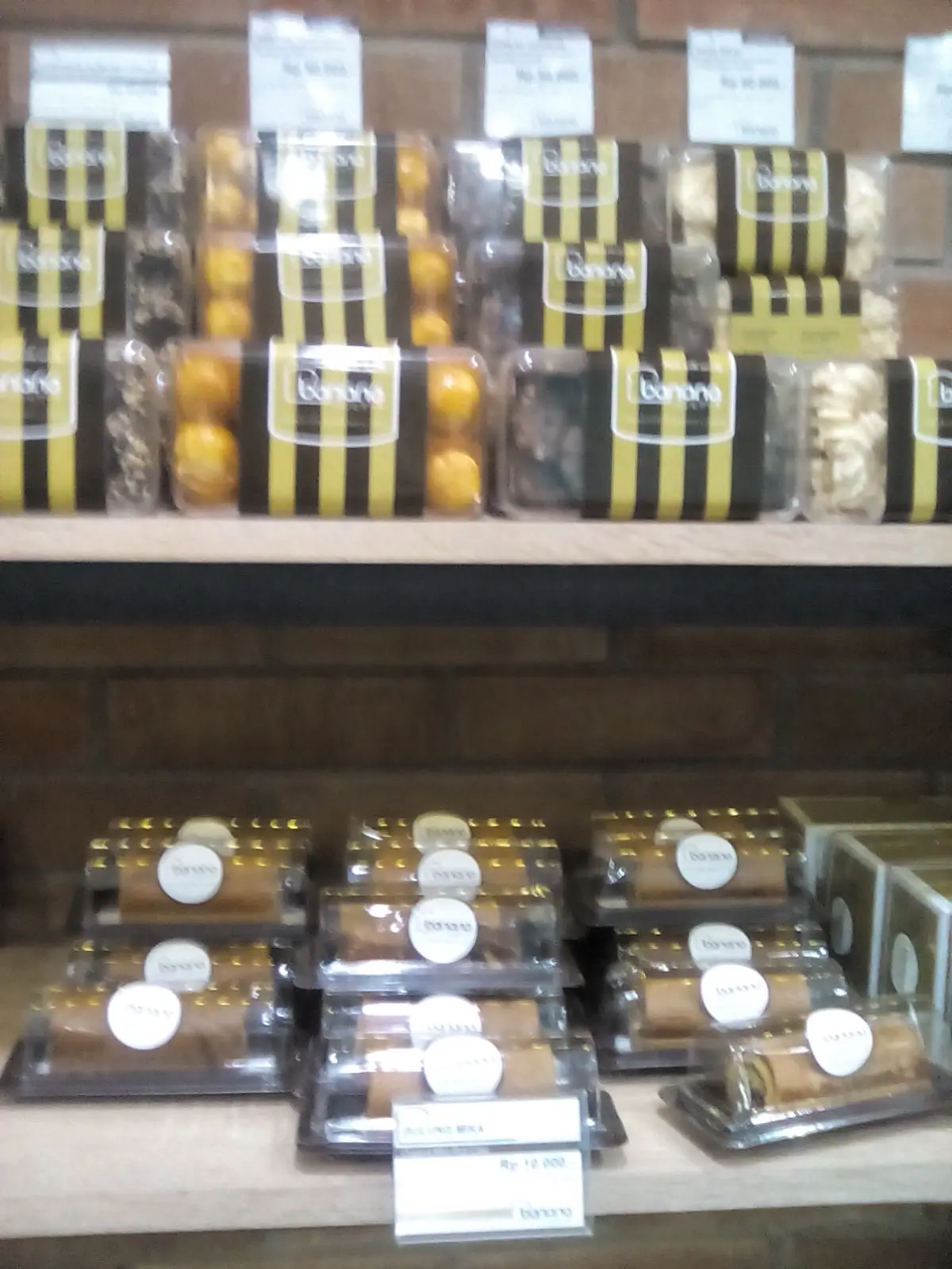 Kesayangan anak lokal Kebumen! Toko roti jadul abis direnovasi ini mau ngerampok apa mau sedekah, sih? 2