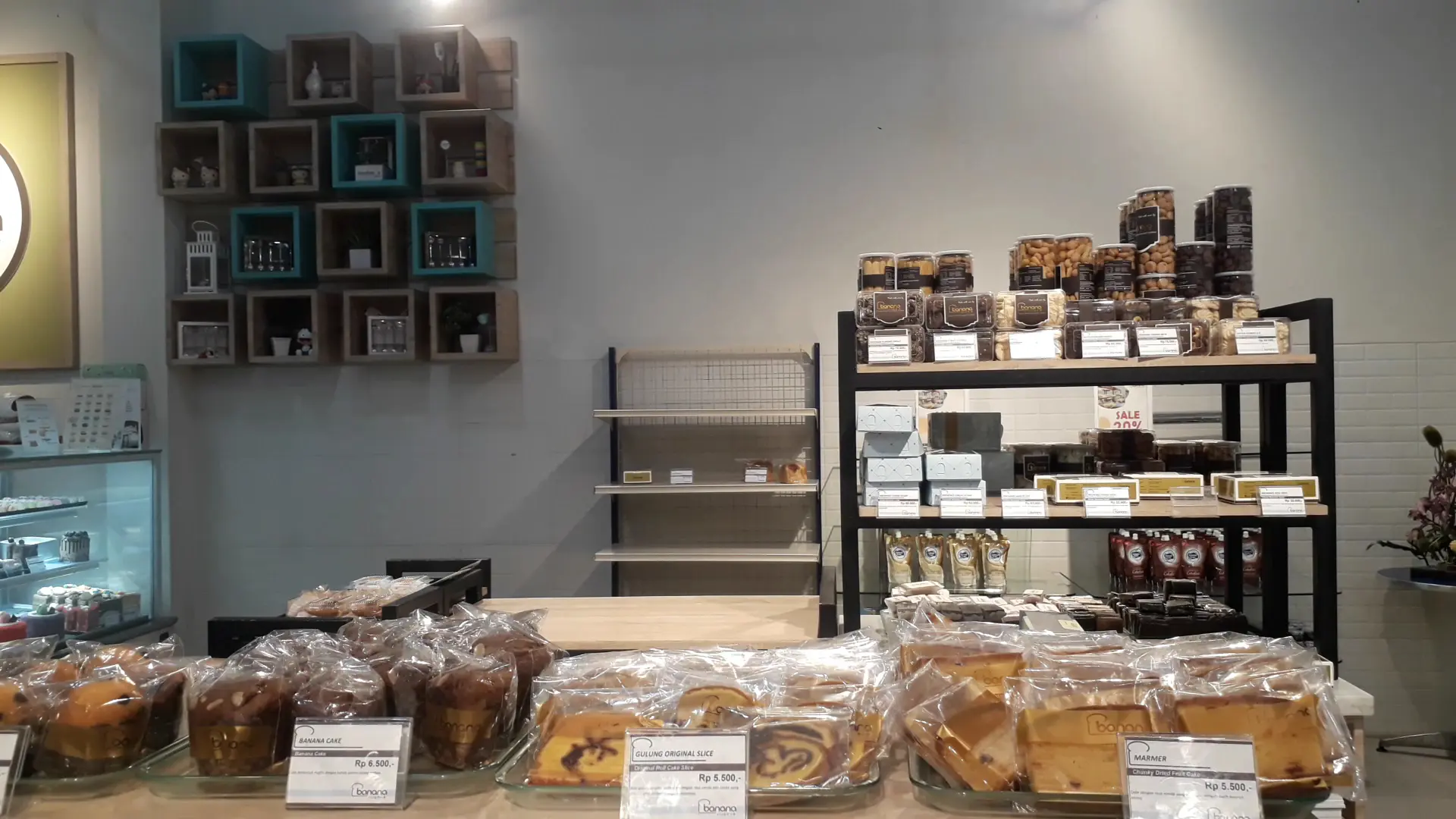 Kesayangan anak lokal Kebumen! Toko roti jadul abis direnovasi ini mau ngerampok apa mau sedekah, sih? 5