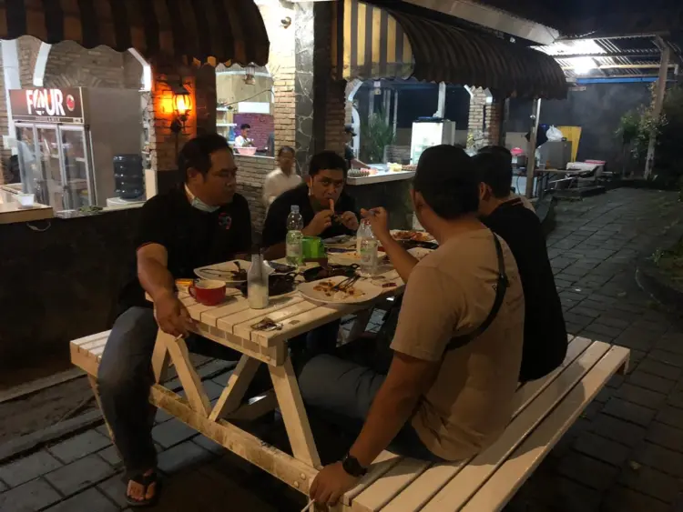 Mister Kebas 886 Cafe & Resto 8