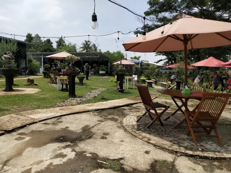Cafe Keboen Plants & Resto 8