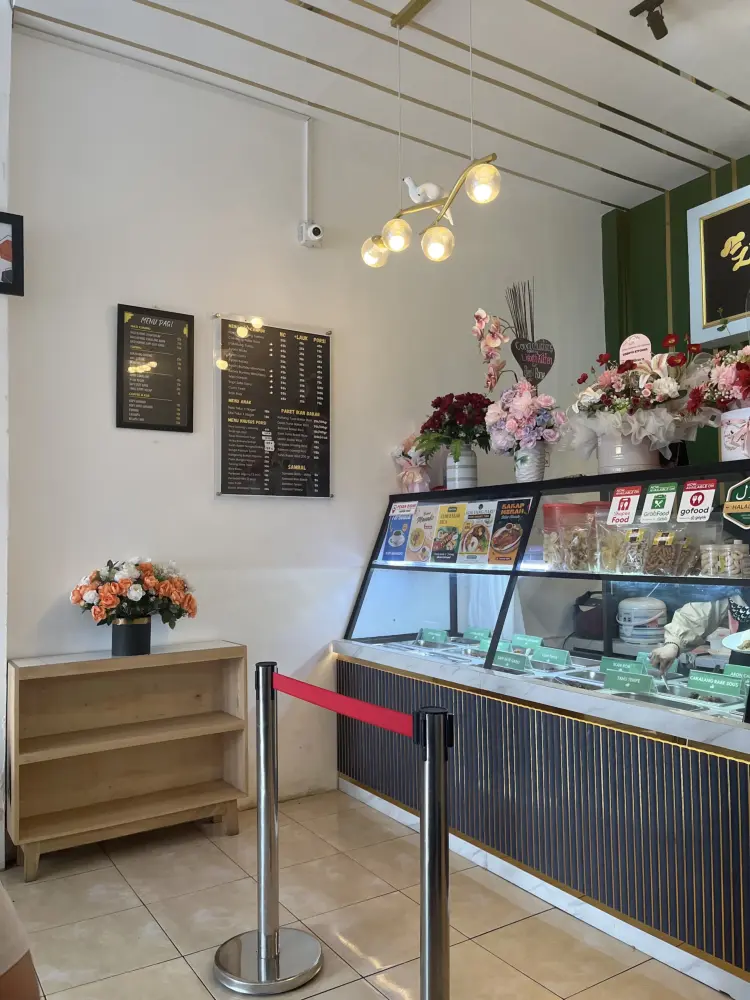 Resto Manado Halal LISBETH KITCHEN. RAHANG TUNA, IKAN BAKAR, SEAFOOD, NASI CAMPUR, NASI KUNING & BUBUR MANADO. Pedas & Enak. 7