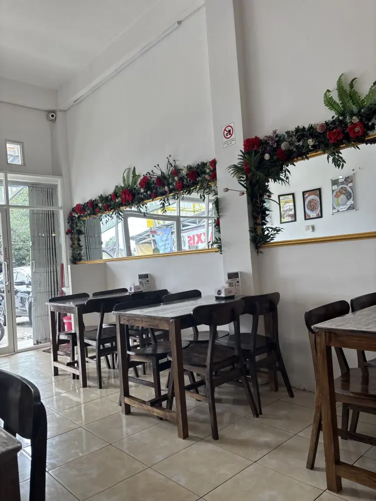 Resto Manado Halal LISBETH KITCHEN. RAHANG TUNA, IKAN BAKAR, SEAFOOD, NASI CAMPUR, NASI KUNING & BUBUR MANADO. Pedas & Enak. 4