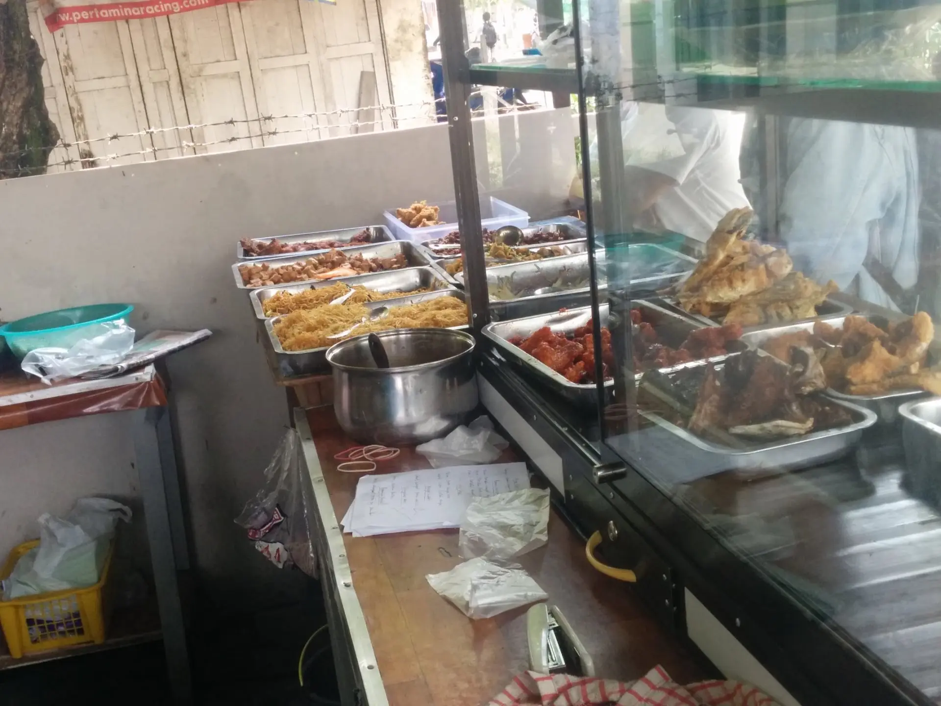 Eat till you're stuffed for 10k, but the owner will yell at you… Dare to try this legendary spot in Banjarmasin? 3