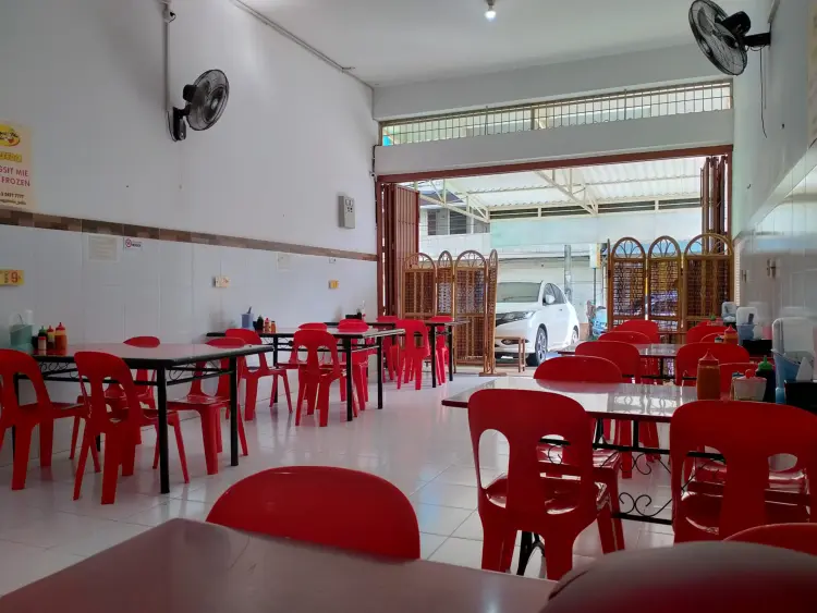 望加锡这家巷子里的猪肉面，脆皮烧肉好吃到Anjay！