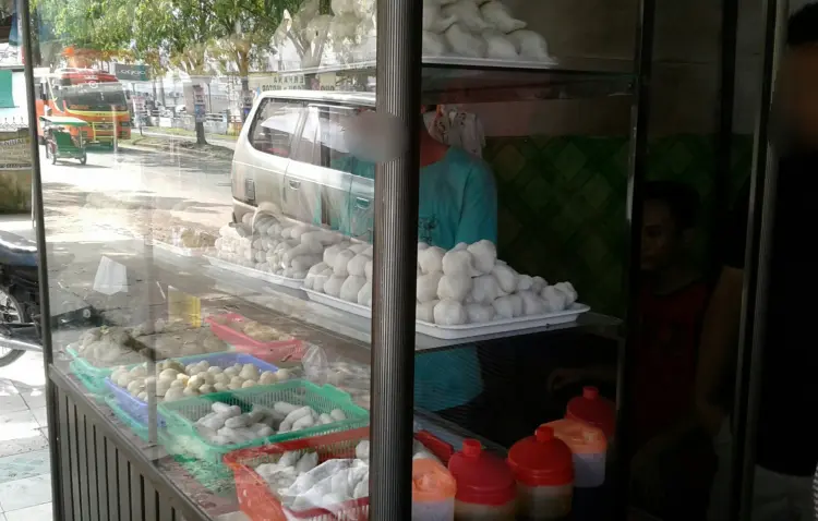 1万盾一个鱼饼，巨港这家老字号除了便宜还剩啥？