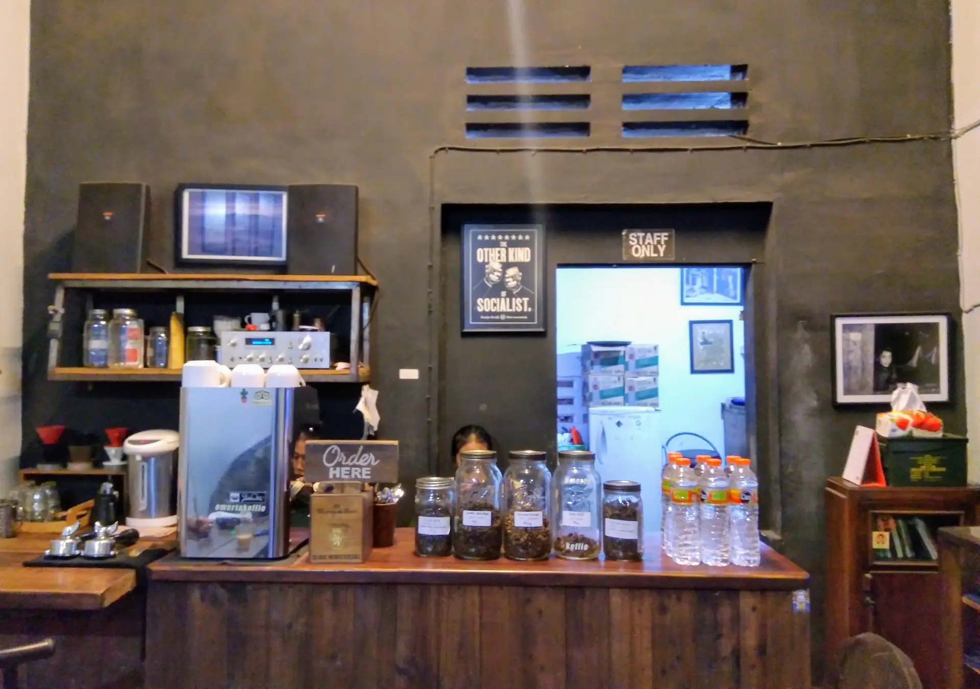 Coffee Purists, Step In! This 'No-Frills' Medan Cafe is the Cure for Fussy Coffee. 6