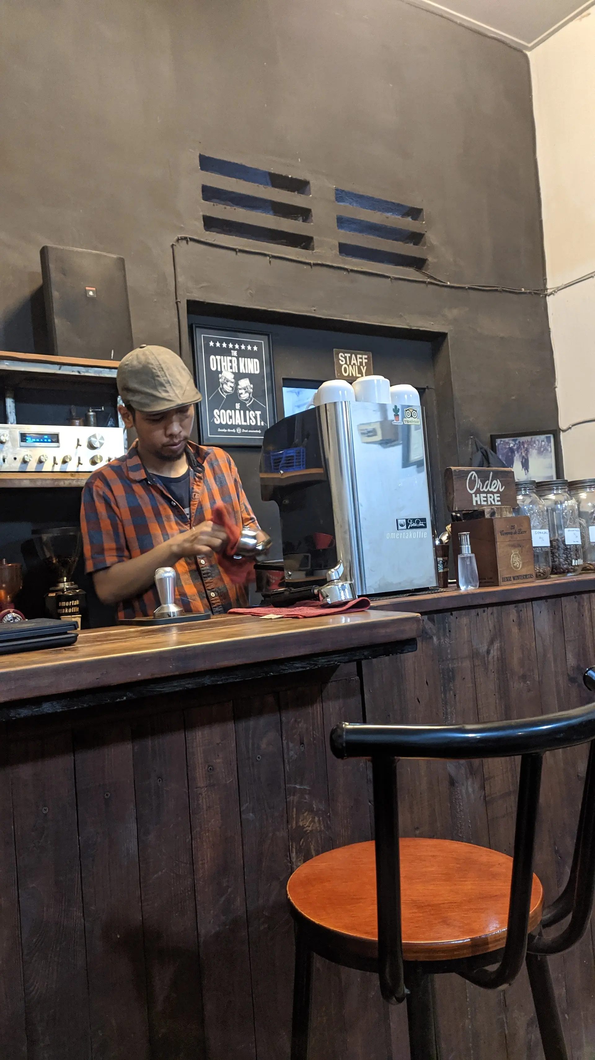 Coffee Purists, Step In! This 'No-Frills' Medan Cafe is the Cure for Fussy Coffee. 7