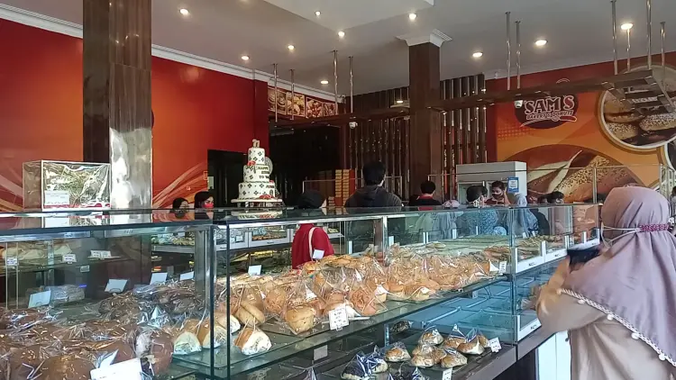 Sam’s Bakery & Donuts - Rungkut Madya 6