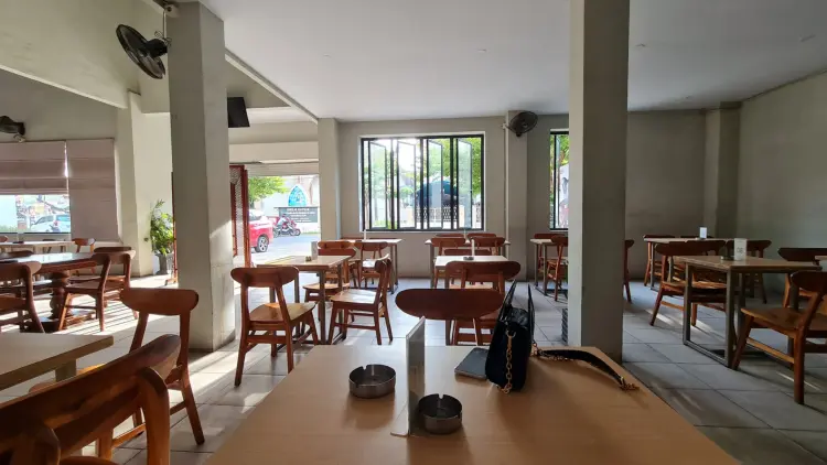 谁说Warkop都是路边摊？望加锡这家直接把“家”搬来了！