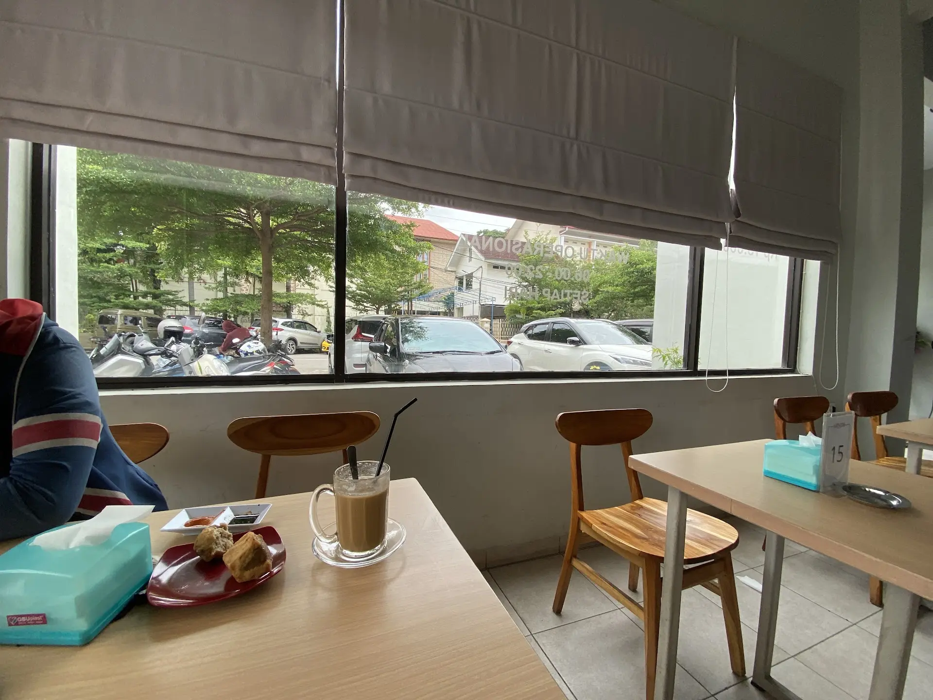 谁说Warkop都是路边摊?望加锡这家直接把“家”搬来了! 2