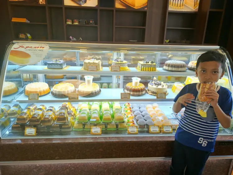 Holland Bakery Jatibening 3