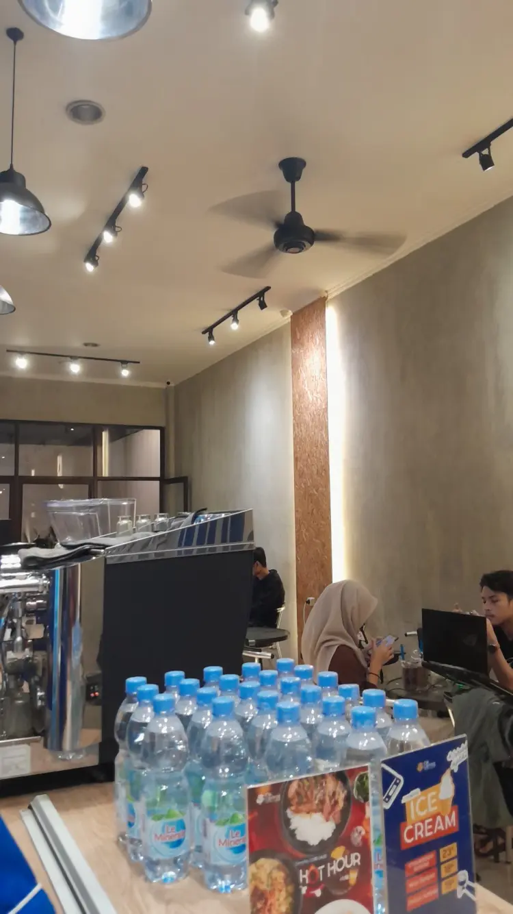 CW Coffee & Eatery 10