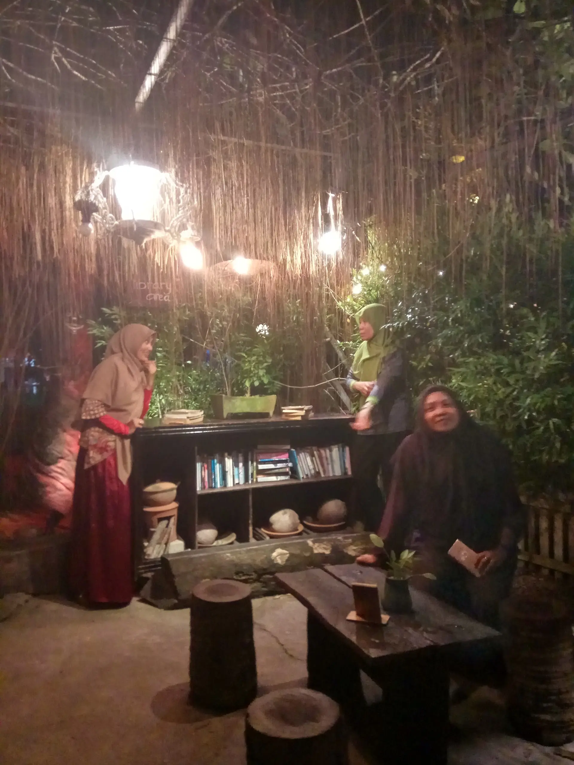 人均15k在望加锡躺平一下午,这家稻田咖啡馆太Anjay了! 2