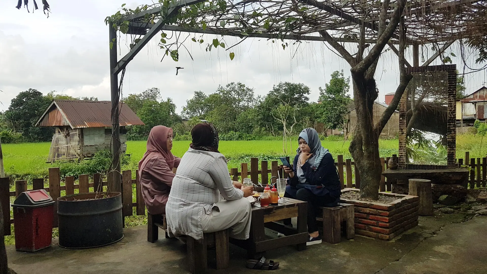人均15k在望加锡躺平一下午,这家稻田咖啡馆太Anjay了! 1