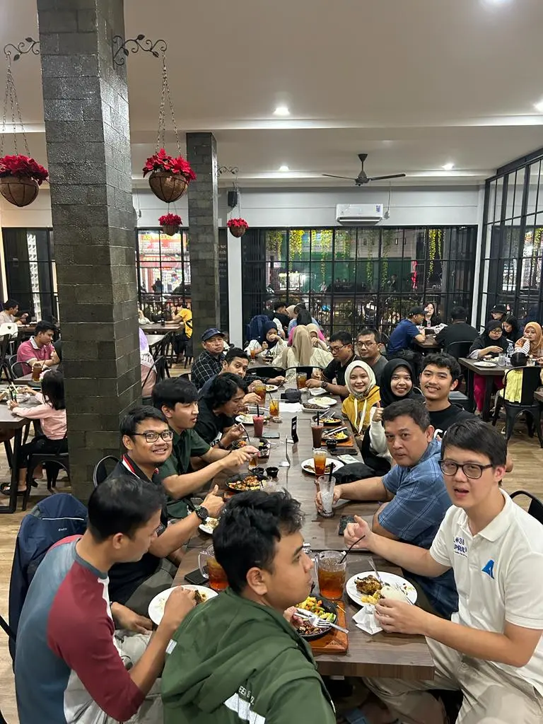 **Anjay**, siapa bilang kota kecil nggak ada tempat **Nongkrong** **Mantap**? Resto ini berasa kayak Jakarta pindah ke sini 4