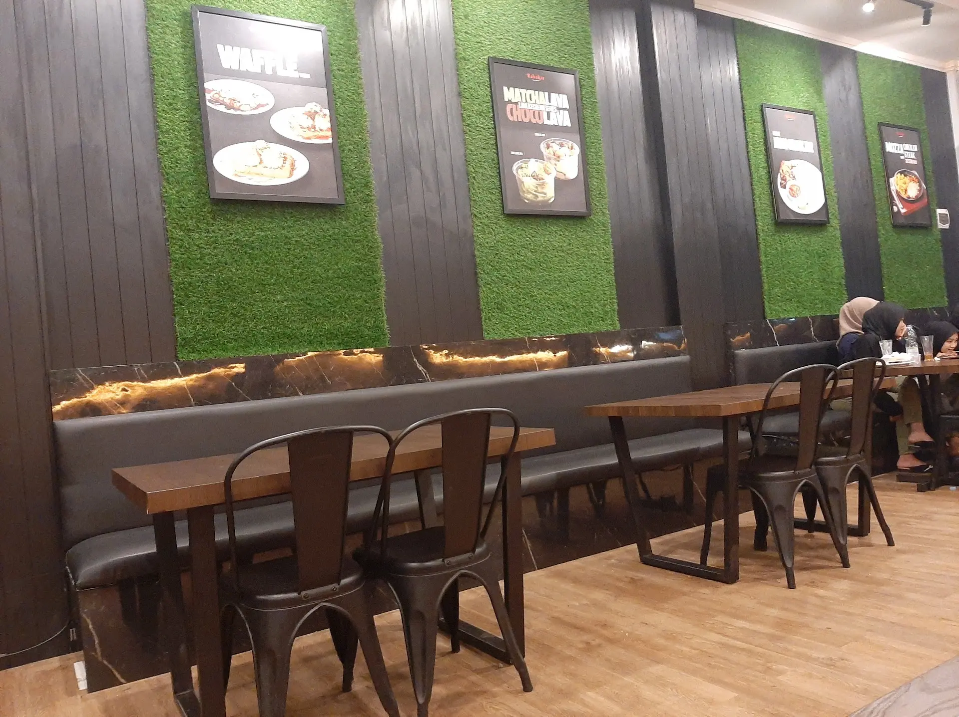 **Anjay**, siapa bilang kota kecil nggak ada tempat **Nongkrong** **Mantap**? Resto ini berasa kayak Jakarta pindah ke sini 5