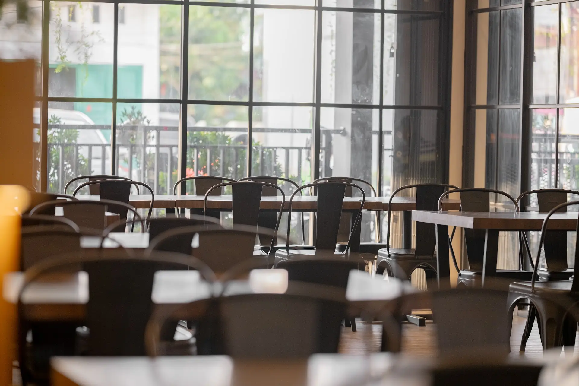 **Anjay**, siapa bilang kota kecil nggak ada tempat **Nongkrong** **Mantap**? Resto ini berasa kayak Jakarta pindah ke sini 2