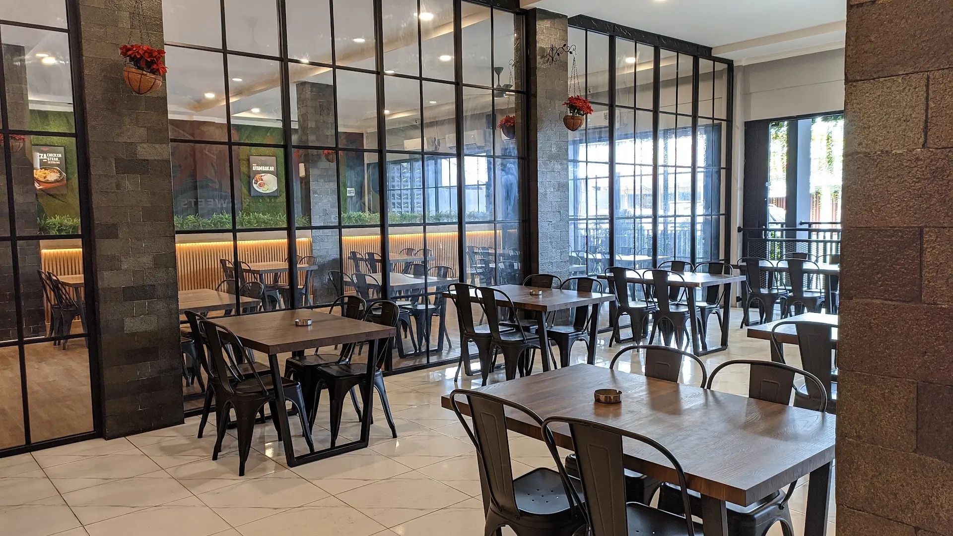 **Anjay**, siapa bilang kota kecil nggak ada tempat **Nongkrong** **Mantap**? Resto ini berasa kayak Jakarta pindah ke sini 1