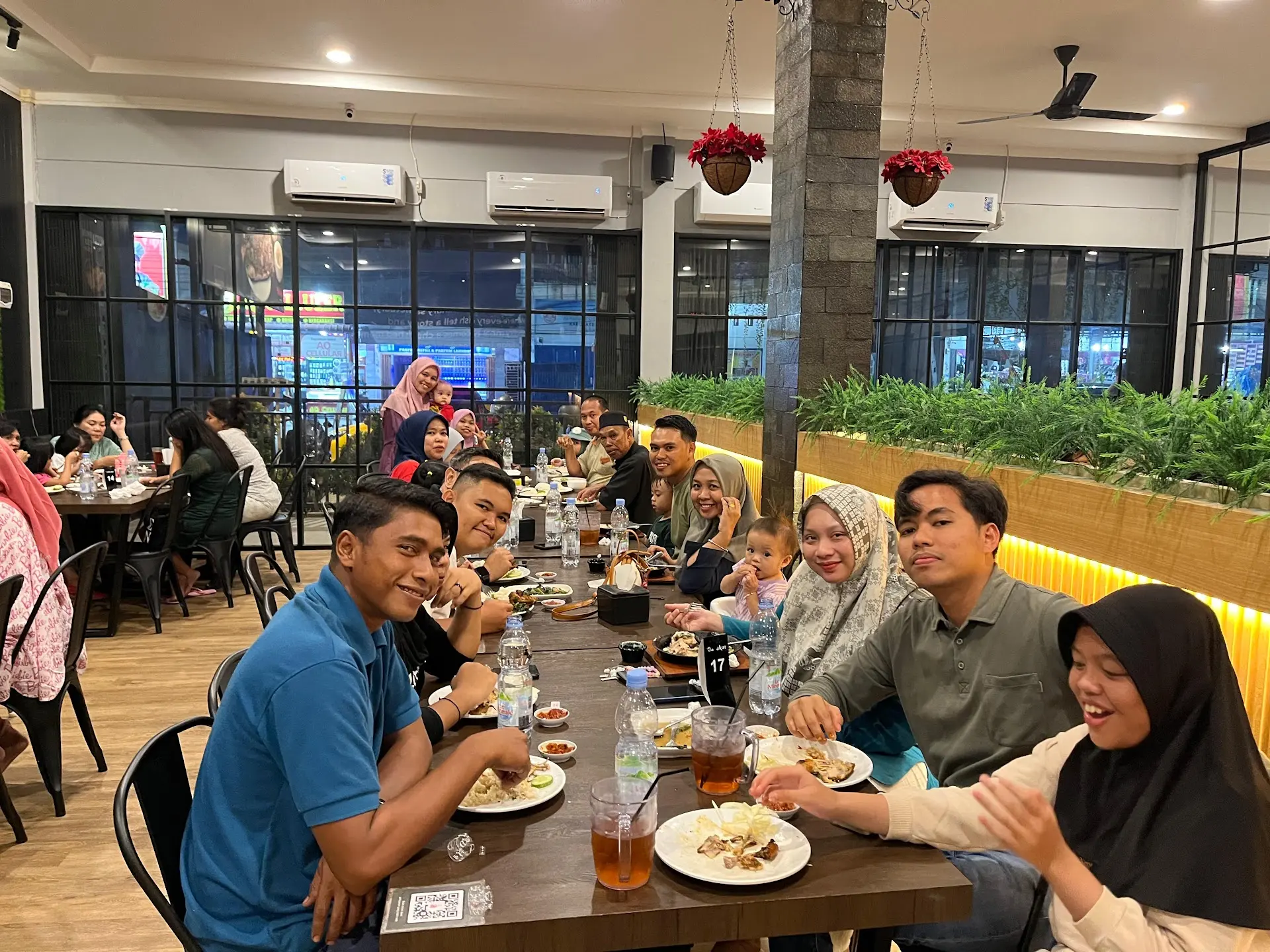 **Anjay**, siapa bilang kota kecil nggak ada tempat **Nongkrong** **Mantap**? Resto ini berasa kayak Jakarta pindah ke sini 6