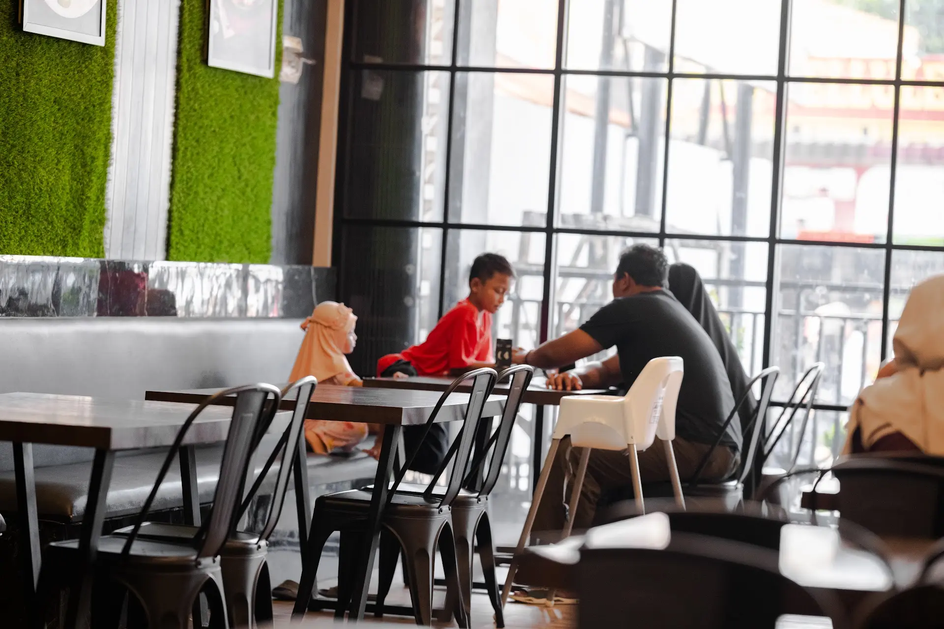 **Anjay**, siapa bilang kota kecil nggak ada tempat **Nongkrong** **Mantap**? Resto ini berasa kayak Jakarta pindah ke sini 3