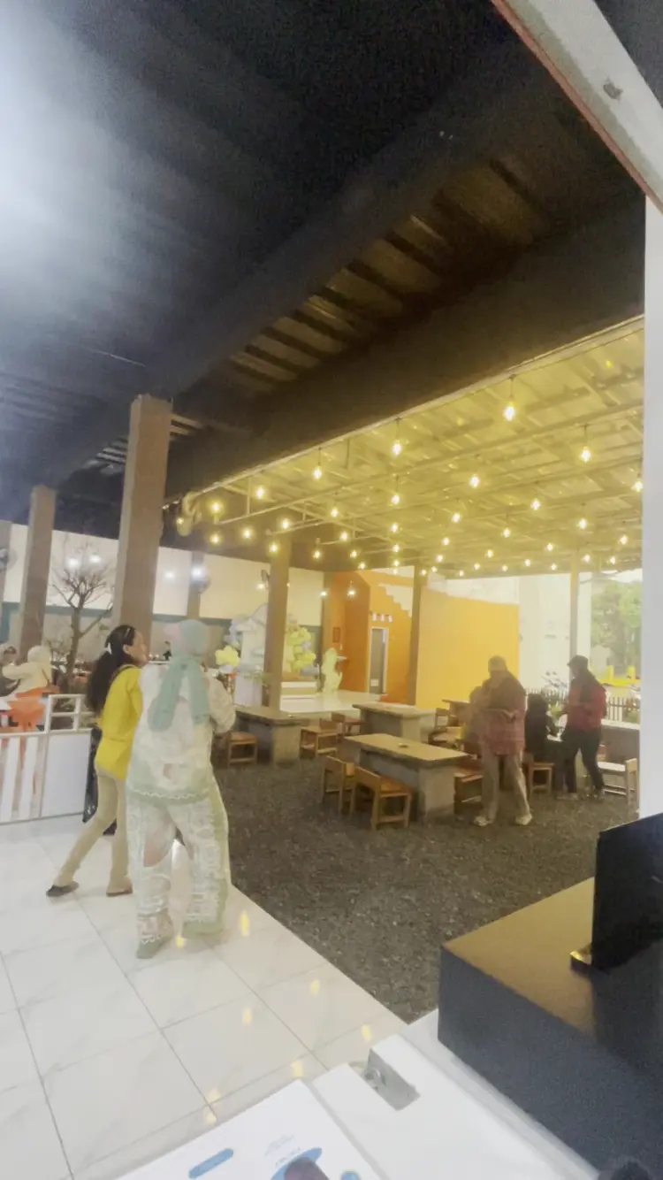 Kakatsu Cafe & Resto 6