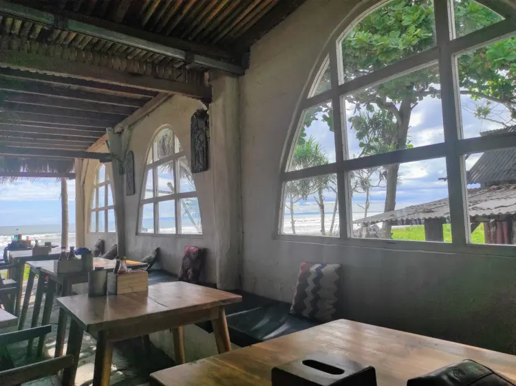 The Holy Tree Kitchen, Coffee & Surfshop 9