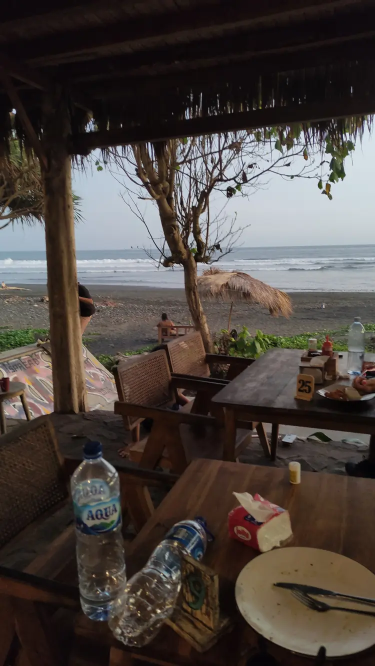 The Holy Tree Kitchen, Coffee & Surfshop 5