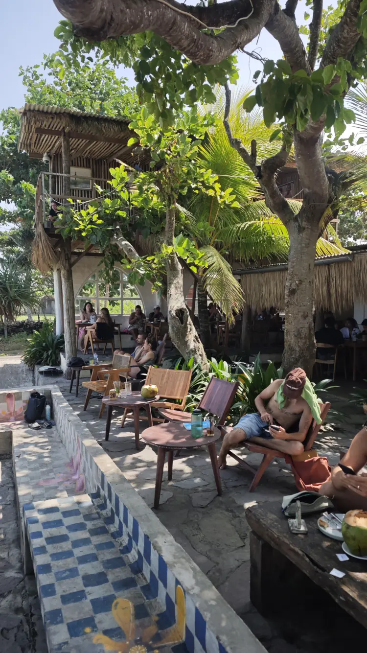 The Holy Tree Kitchen, Coffee & Surfshop 6