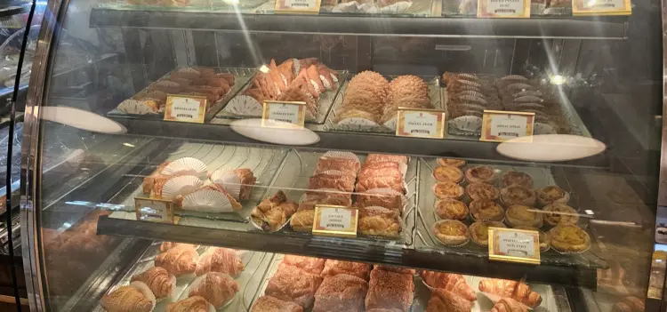 Holland Bakery Kertajaya 8