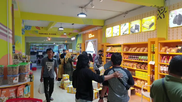 Pusat oleh oleh Nadhira Napoleon sudirman 8