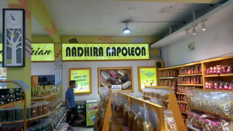 Pusat oleh oleh Nadhira Napoleon sudirman 9