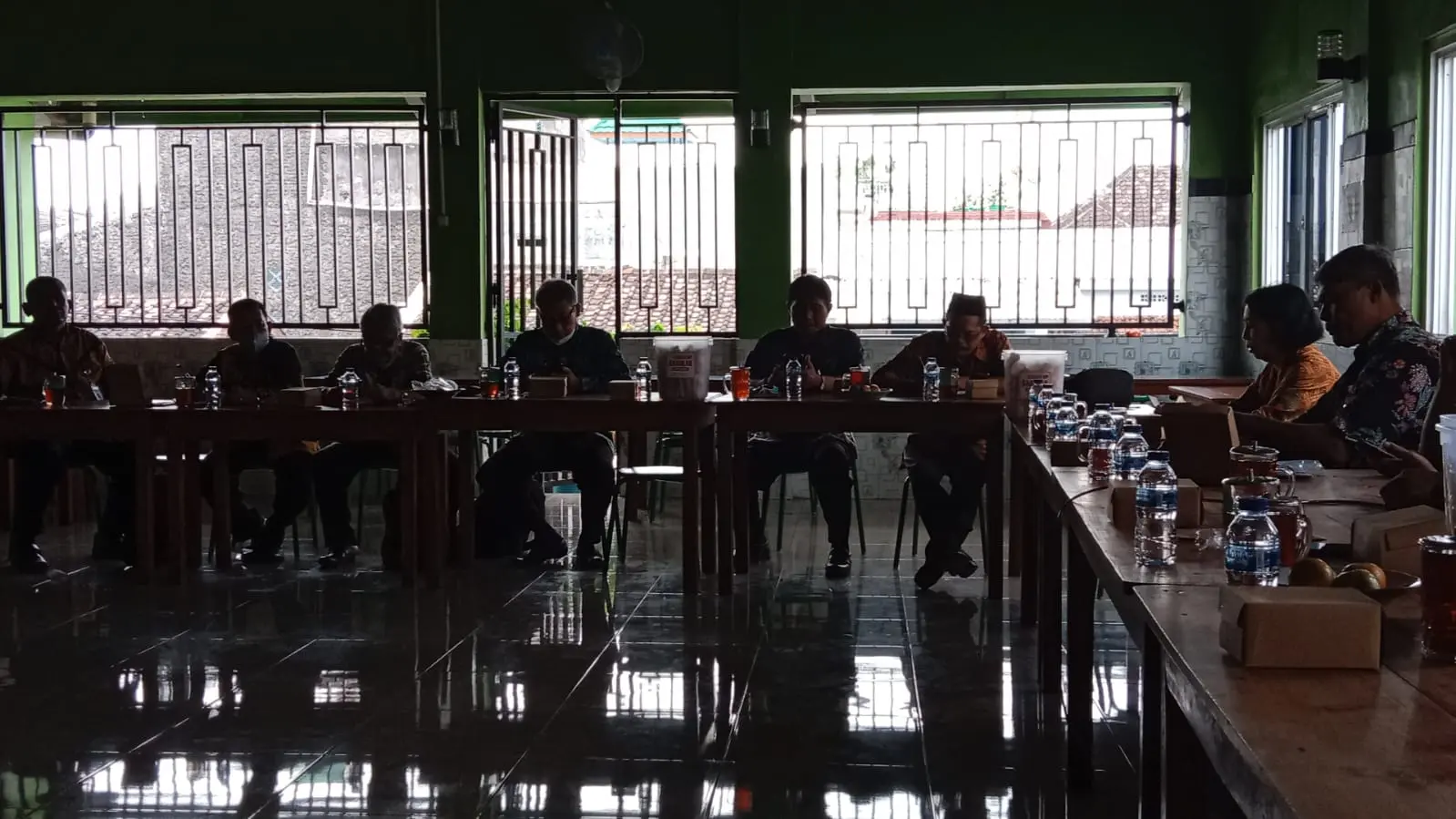 梭罗这家1万盾的肉丸面，本地人挤爆，但我劝你自带辣椒酱！ 3