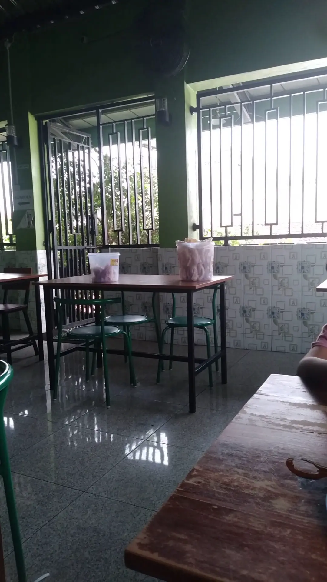 梭罗这家1万盾的肉丸面，本地人挤爆，但我劝你自带辣椒酱！ 8