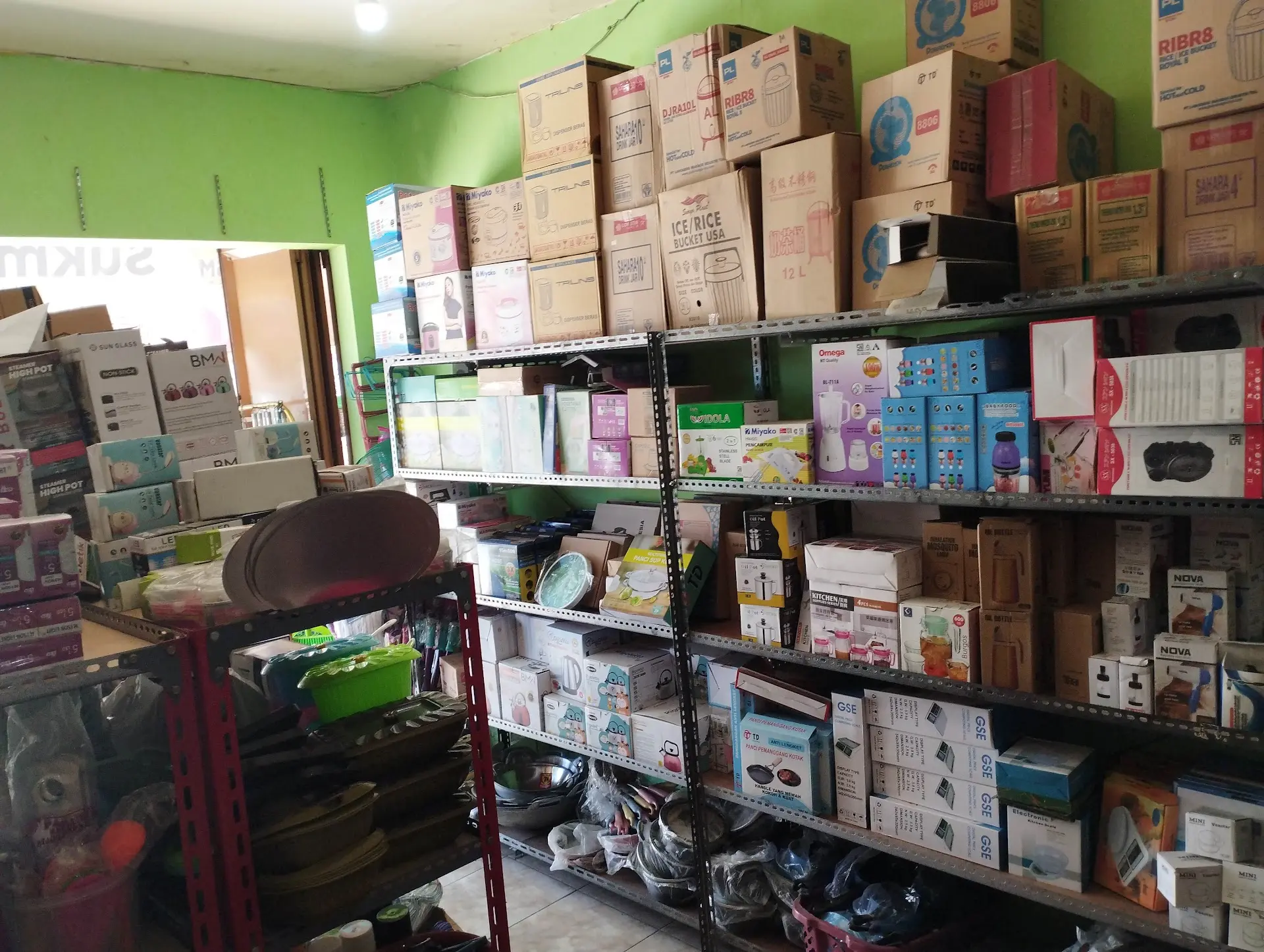 梭罗这家1万盾的肉丸面，本地人挤爆，但我劝你自带辣椒酱！ 1